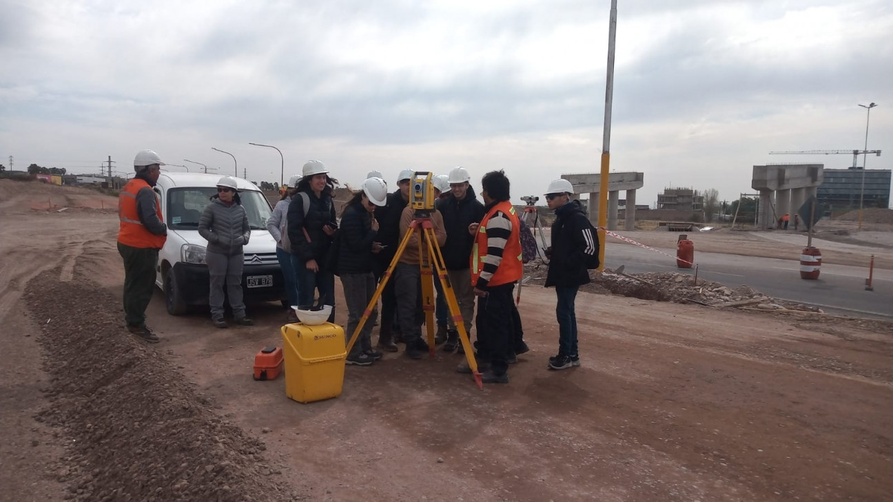 imagen Estudiantes y docentes de Civil visitaron la obra de la Ruta Provincial 82 