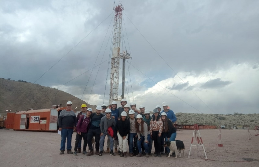 imagen Estudiantes de Petróleos realizaron visita al yacimiento "El Sosneado"