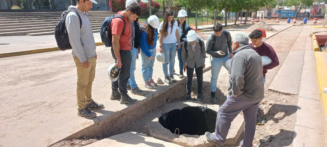 imagen Estudiantes de Civil realizaron visita a una obra  de AySAM