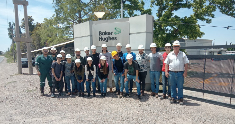 imagen Estudiantes de Petróleos realizaron visita a base de Baker Hughes