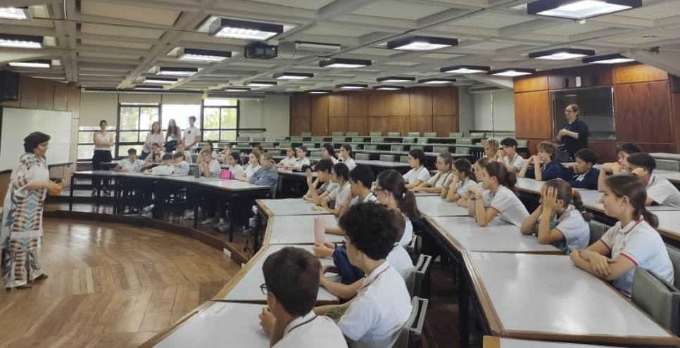imagen Estudiantes del colegio San Jorge visitaron la Facultad