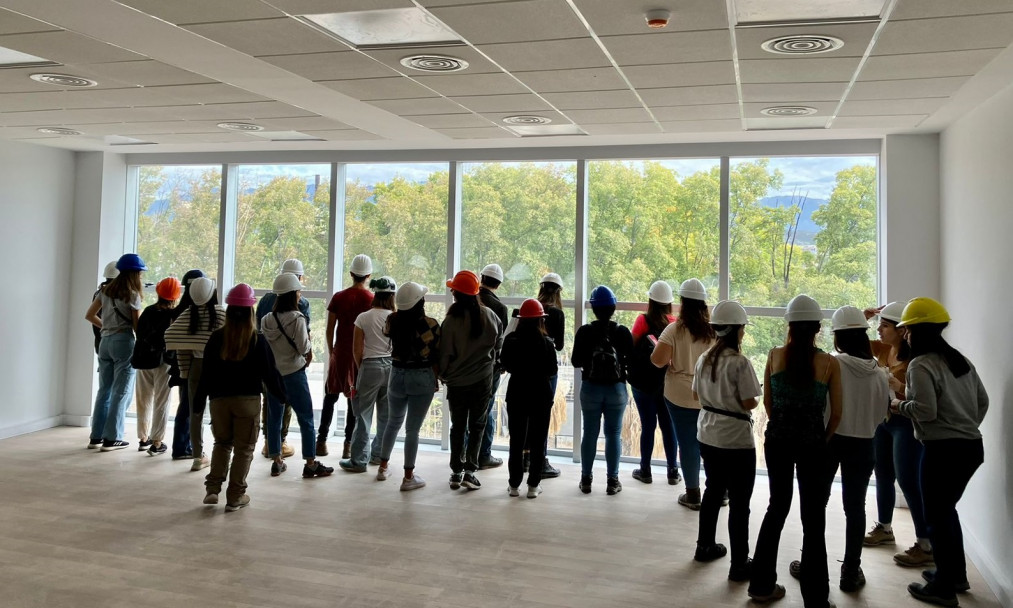 imagen Estudiantes de Arquitectura visitaron obra del edificio Vista Pueblo