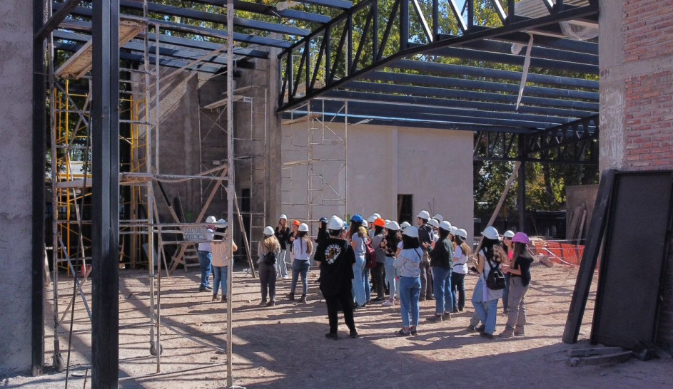 imagen Estudiantes de Arquitectura visitaron obra del edificio Vista Pueblo