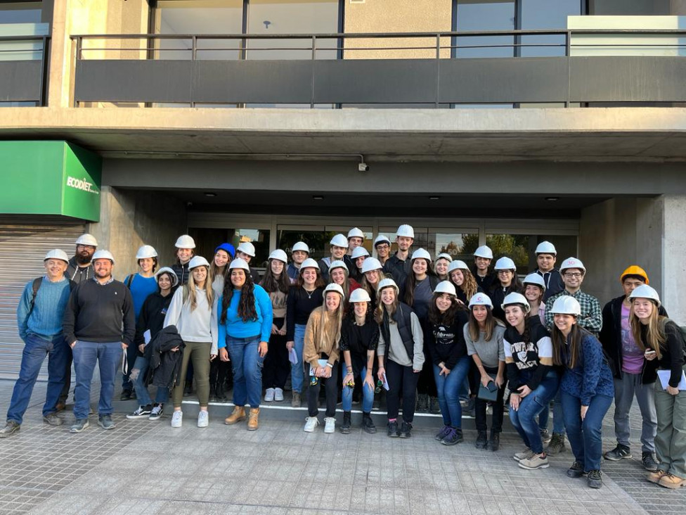 imagen Estudiantes de Arquitectura visitaron obra del edificio de Natania