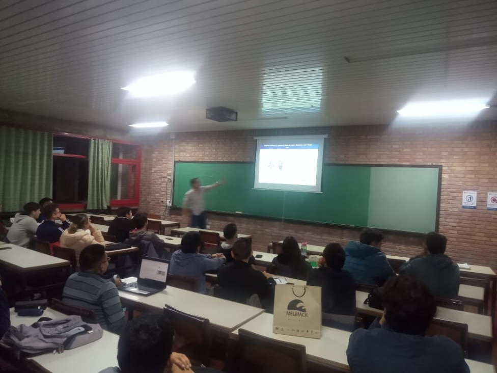 imagen Egresado brindó charla sobre el rol del ingeniero de perforación