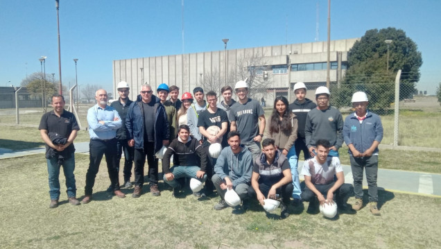 imagen Estudiantes de Ingeniería de Petróleos visitaron la base de Servicios Especiales San Antonio
