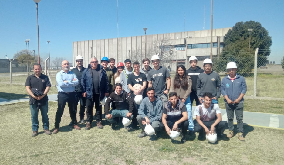 imagen Estudiantes de Ingeniería de Petróleos visitaron la base de Servicios Especiales San Antonio