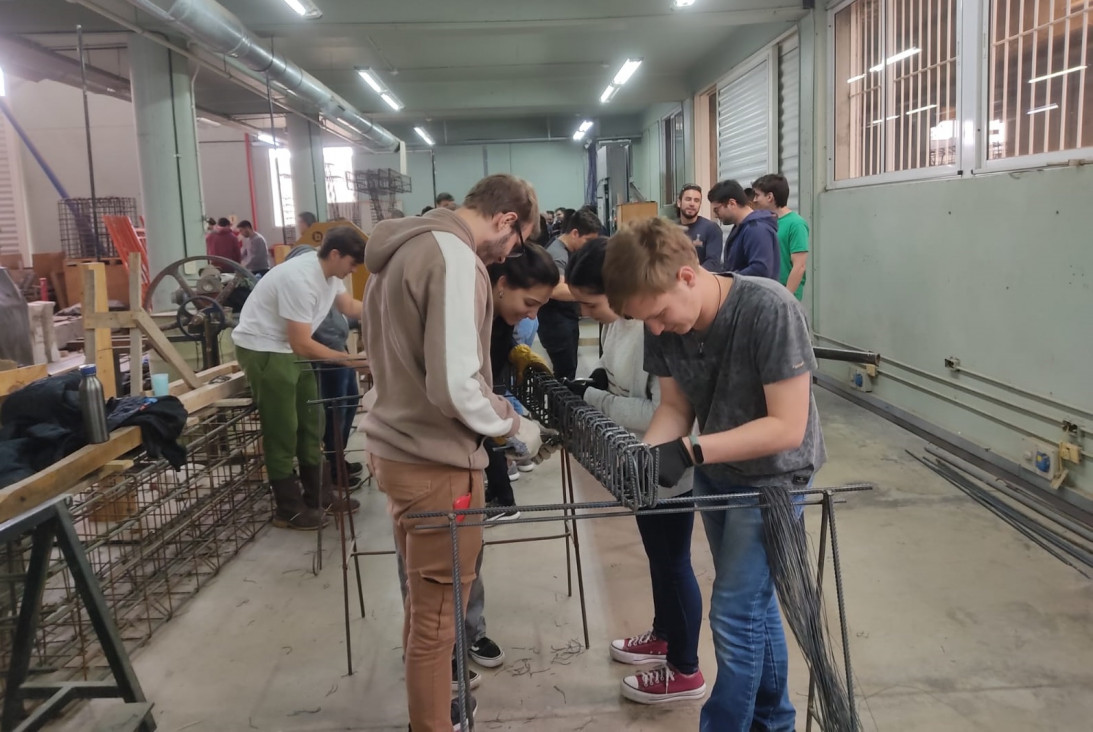 imagen Estudiantes de Ingeniería Civil realizaron tareas de armado de vigas de hormigón