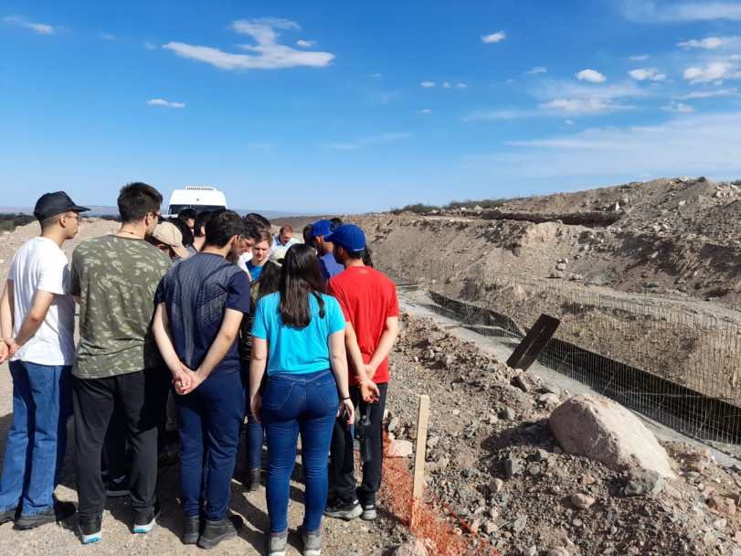 imagen Estudiantes de Ingeniería Civil visitaron la obra del colector aluvional Blanco Encalada II