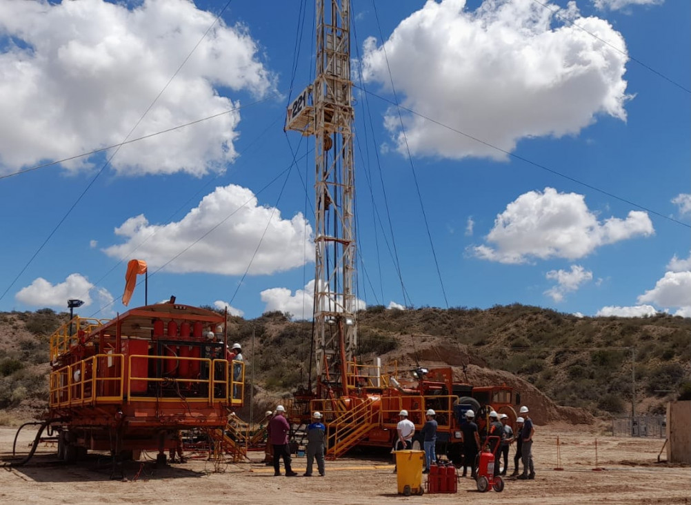 imagen Estudiantes de Ingeniería de Petróleos visitaron el yacimiento Cruz de Piedra de YPF