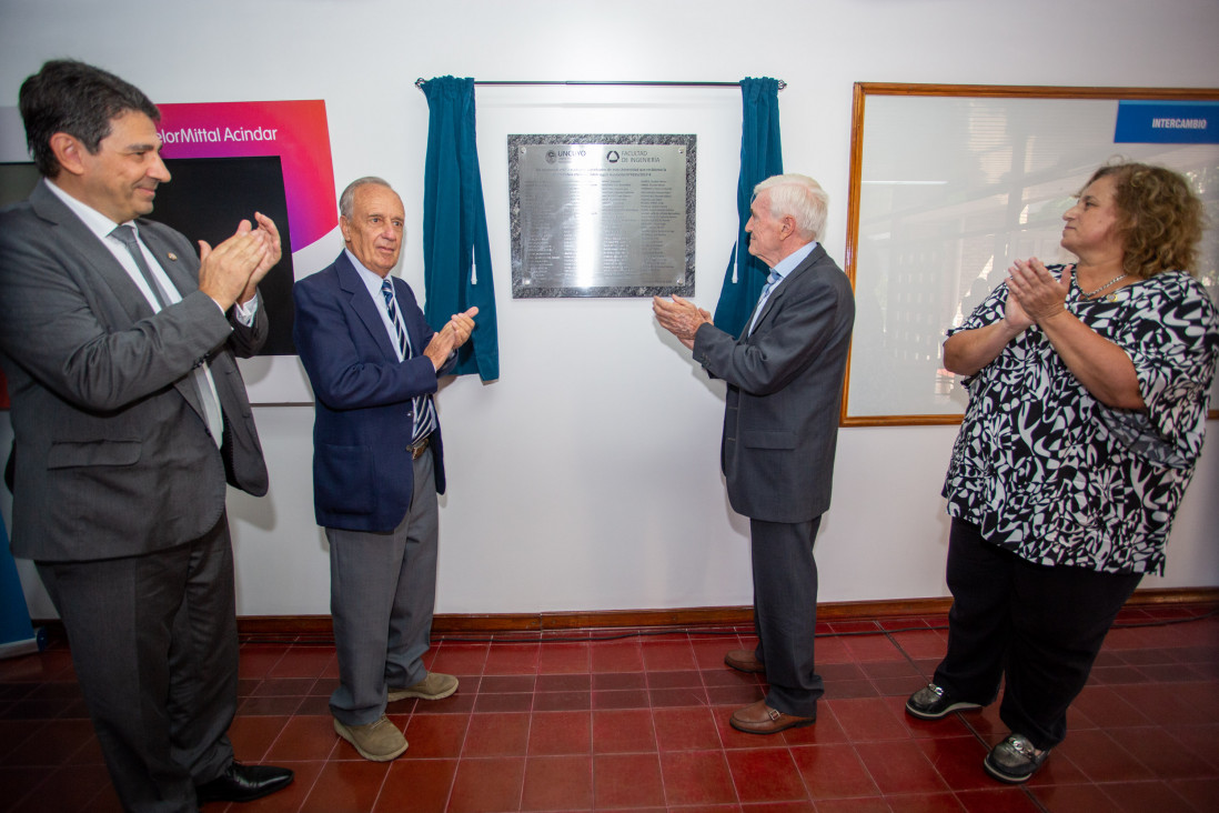 imagen Descubrieron placa de reconocimiento a los graduados de San Juan que recibieron la Ciudadanía Universitaria