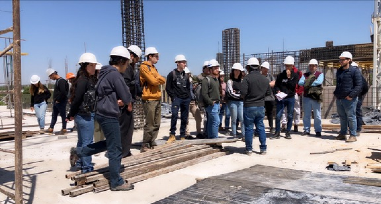 imagen Estudiantes de Arquitectura recorrieron la obra en construcción del hospital Galeno