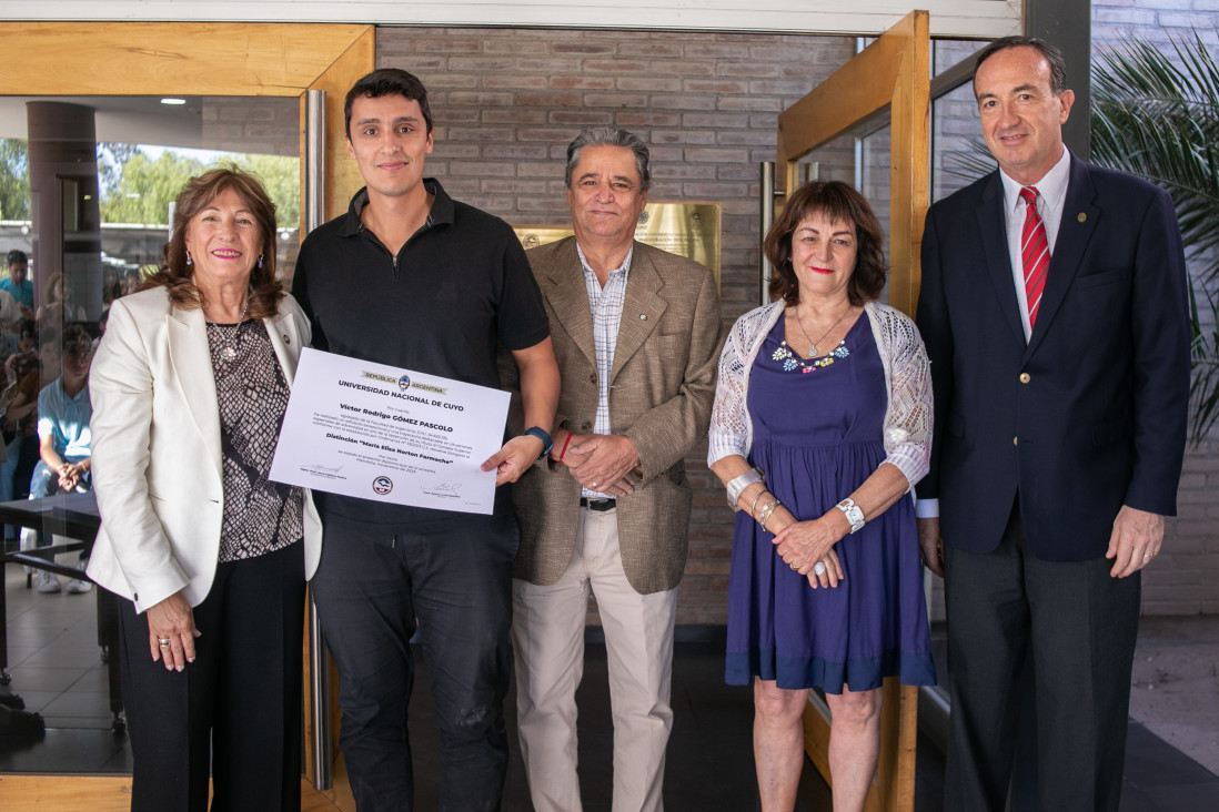 imagen Graduado y estudiante de la Facultad recibieron la distinción María Elisa Norton Farmache