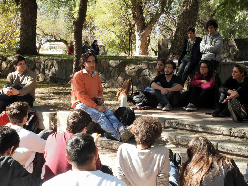 imagen Se realizó conferencia sobre "La anti-ingeniería" en los jardines de la Facultad