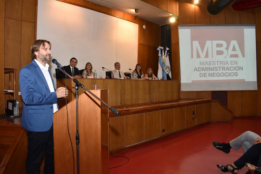 imagen Distinguieron a docente de la Facultad por su calidad académica 