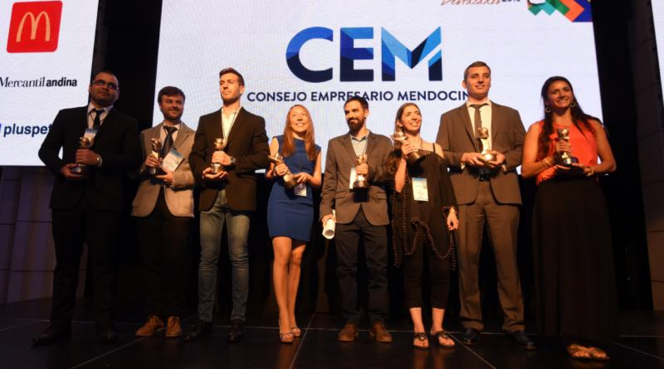 imagen Dos de nuestros graduados recibieron el galardón de Jóvenes Mendocinos Destacados