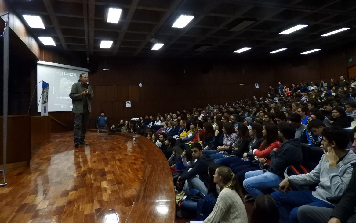 imagen Luis Longhi Traverso brindó la conferencia "Caminando Arquitectura"