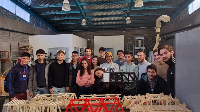 imagen Estudiantes de Ingeniería Civil diseñaron modelos de puentes de madera