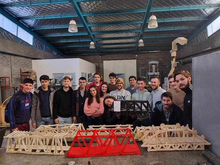 imagen Estudiantes de Ingeniería Civil diseñaron modelos de puentes de madera