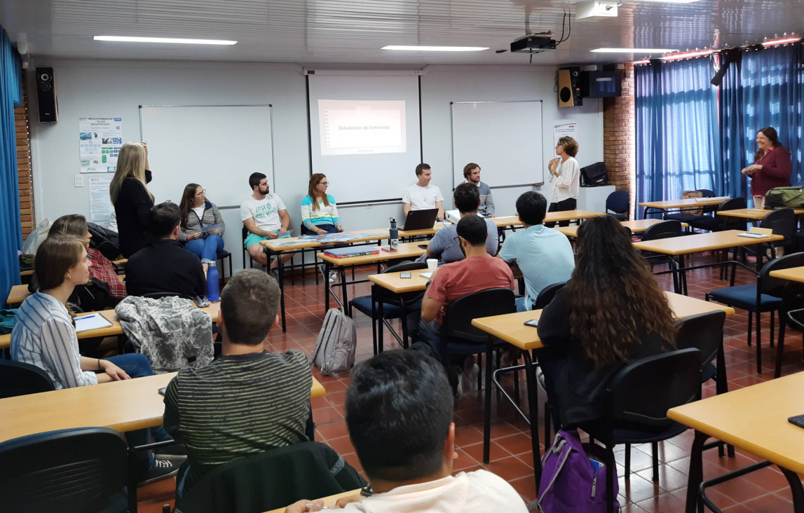 imagen Graduados y estudiantes participaron de taller de entrevista grupal