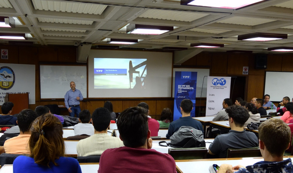 imagen "La Facultad no sólo me dio una excelente base  técnica, sino también valores y amistades"