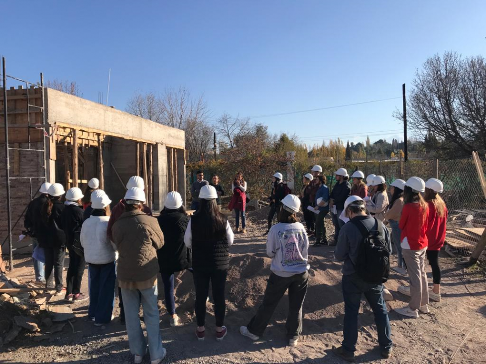 imagen Estudiantes de Arquitectura visitaron una obra en ejecución